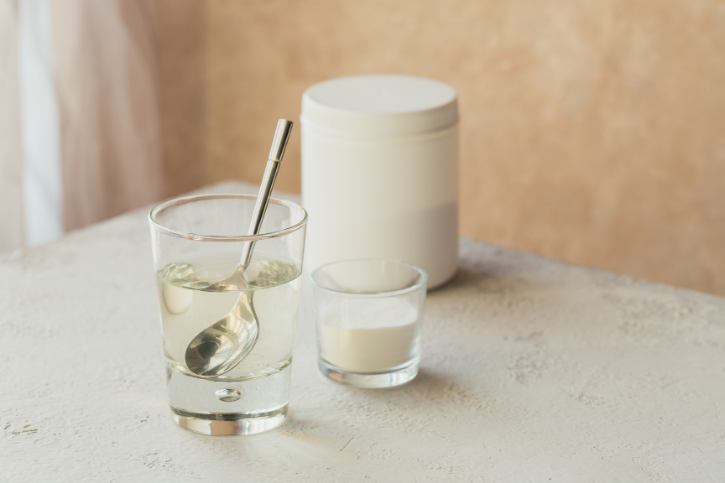 Kiedy warto suplementować kolagen? Sprawdź, dlaczego może pomóc Twoim stawom, skórze i nie tylko